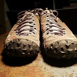 Hiking shoe
